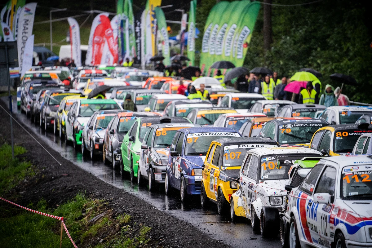 14. Wyścig Górski Limanowa ściągnął wszystkich kierowców, którzy walczą o najwyższe pozycje na koniec sezonu Mistrzostw Europy FIA w Wyścigach Górskich - FIA EHC. Zawody rozgrywane w Beskidzie Wyspowym rozpoczną się w najbliższy piątek. Na opublikowanej przez organizatora - Auto Moto Klub Limanowa - liście zgłoszeń znaleźli się więc zarówno liderzy klasyfikacji w poszczególnych kategoriach - Igor Stefanovski (MKD, Hyundai i30 TCR) i Christian Merli (ITA, Osella FA30), jak i kierowcy, którzy chcą poprawić swoje pozycje po sześciu rundach FIA EHC. Zawody będą także 5 i 6 rundą Górskich Samochodowych Mistrzostw Polski. W sumie na piątkowym technicznym Badaniu Kontrolnym powinno zameldować się 113 zawodników.