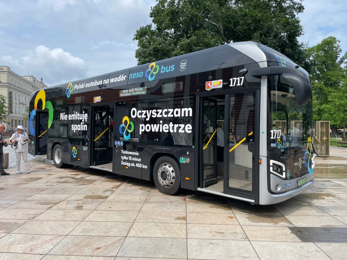 Zeroemisyjny autobus wodorowy od dzisiaj będzie jeździł po lubelskich ulicach. Na testy do Miejskiego Przedsiębiorstwa Komunikacyjnego trafił całkowicie wymyślony i wyprodukowany w Polsce NesoBus. Oprócz tego pod Lublinem w Świdniku kończy się budowa fabryki autobusów wodorowych, w której ten model będzie produkowany.  