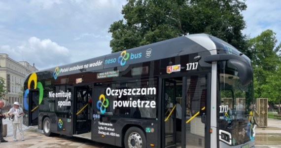 Zeroemisyjny autobus wodorowy od dzisiaj będzie jeździł po lubelskich ulicach. Na testy do Miejskiego Przedsiębiorstwa Komunikacyjnego trafił całkowicie wymyślony i wyprodukowany w Polsce NesoBus. Oprócz tego pod Lublinem w Świdniku kończy się budowa fabryki autobusów wodorowych, w której ten model będzie produkowany.  