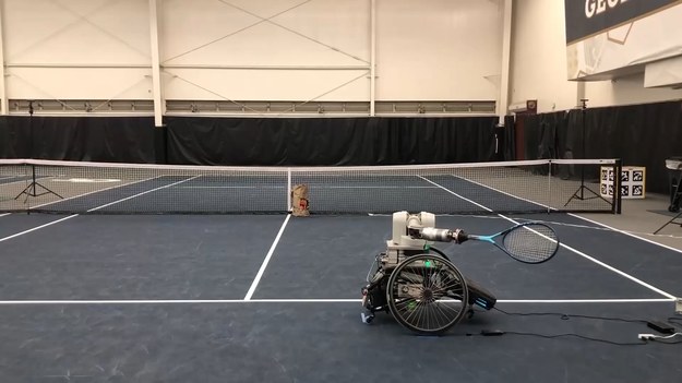 Opracowano robota, który pewnego dnia może wygrać Wimbledon. Nazwany ESTHER (Experimental Sport Tennis Wheelchair Robot), autonomiczny robo-gracz może poruszać się po korcie i oddawać ludzkie strzały.