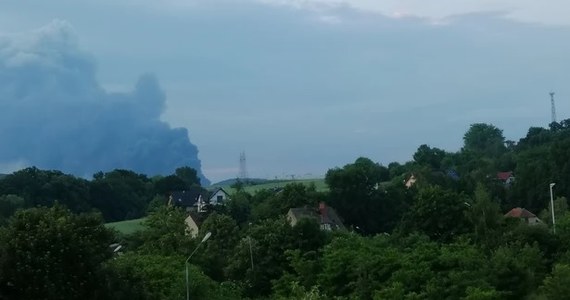 Prokurator rejonowy w Złotoryi Tomasz Pisarski wszczął śledztwo związane z pożarem składowiska opon w Wilkowie na Dolnym Śląsku. Strażacy wciąż dogaszają ten pożar, który pomimo dużych opadów deszczu trwa już 10 dni.