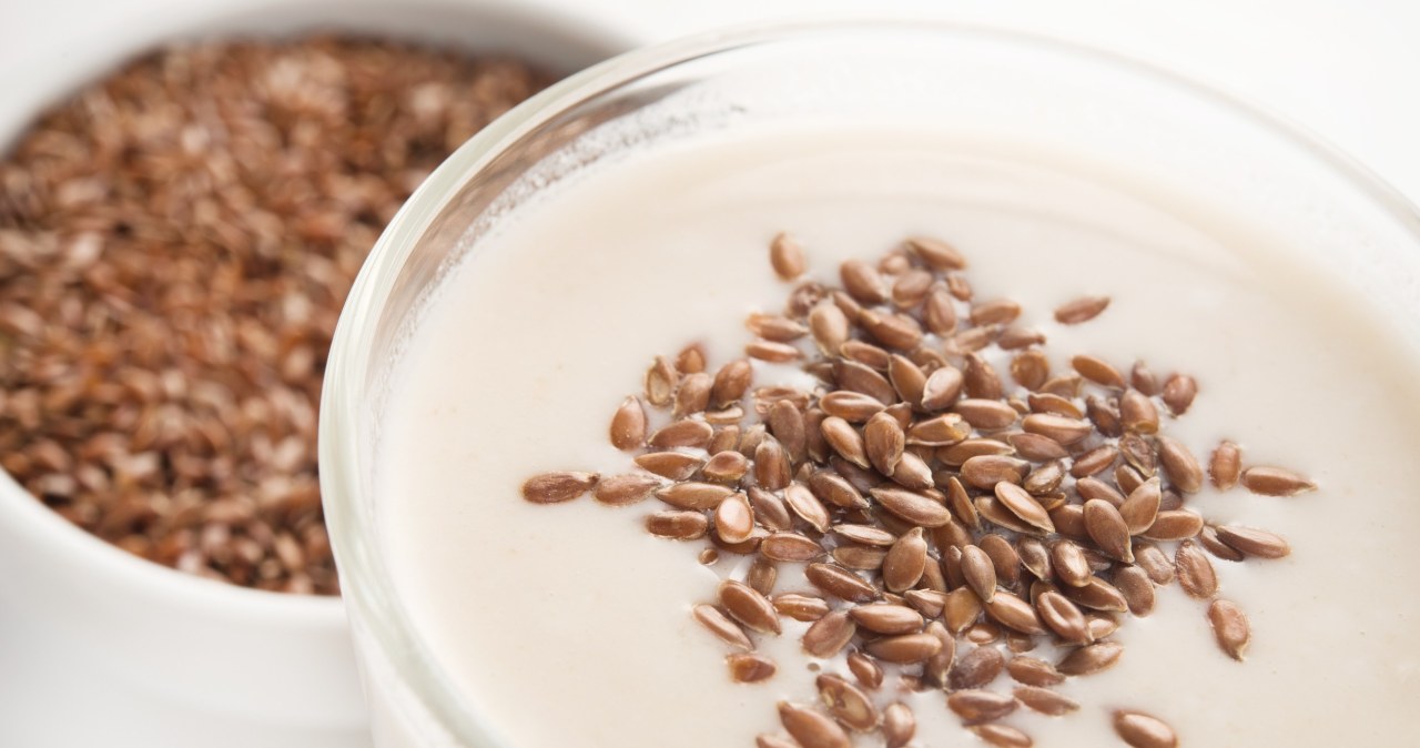 Siemię lniane – rano czy wieczorem. Kiedy pić, by przyniosło najlepsze efekty?