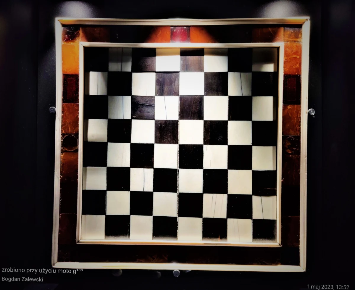 Jestem coraz bardziej przekonany, że "bunt" Wagnerowców to zasłona dymna i Putin osiąga w kolejnych ruchach wyznaczone cele. Wszystko (na razie) rozgrywa się zgodnie z opisanym wcześniej przeze mnie schematem. Mam nieodparte wrażenie, jakbym obserwował "końcówkę szachową". Na globalnej planszy rozgrywają się ostatnie posunięcia w tej partii. Pytanie, kto i komu postawi tu mata. Odpowiedzi są ekstremalnie trudne, bo prawdziwe figury na tej szachownicy są niewidzialne.   