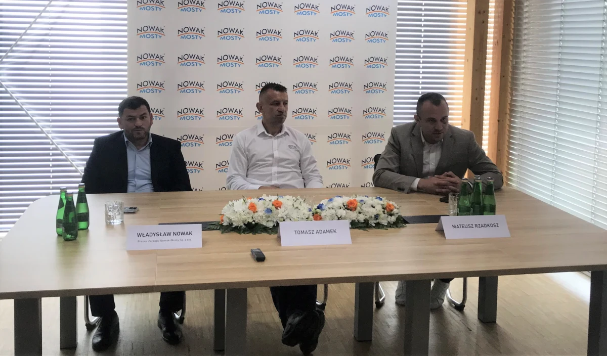 To będzie nie lada gratka dla kibiców! Tomasz Adamek zamienia pięściarskie rękawice na samochód i będzie startował w górskim wyścigu. Dziś oficjalnie zapowiedziano ten start. Zawody odbędą się w najbliższy weekend w Limanowej, a były pięściarz pierwsze treningi ma już za sobą.