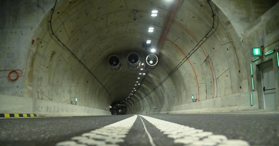 Uroczystość otwarcia tunelu pod Świną odbędzie się w piątek, 30 czerwca, o godz. 12. Droga połączy wyspy Wolin oraz Uznam, na której znajdują się centrum administracyjno-usługowe i dzielnica nadmorska – poinformował Urząd Miasta w Świnoujściu.