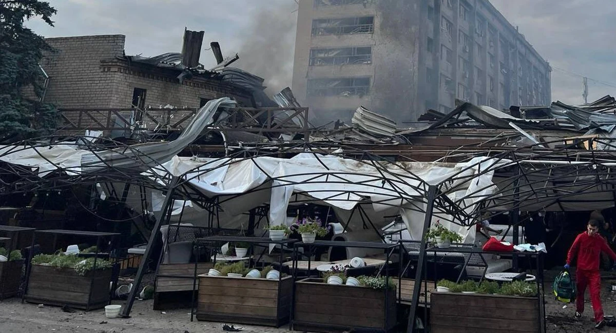 Rosjanie przeprowadzili atak rakietowy na Kramatorsk w obwodzie donieckim. Dwa pociski spadły na zatłoczone centrum miasta. Najnowsze informacje mówią o czterech ofiarach śmiertelnych i 42 rannych.