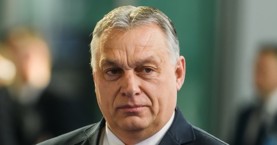 Premier Węgier Viktor Orban w swoich wypowiedziach bagatelizuje europejskie wartości i szerzy rosyjskie mity propagandowe - taką opinię wyraził we wtorek na Twitterze doradca prezydenta Ukrainy Mychajło Podolak. Skomentował w ten sposób słowa węgierskiego premiera, że Ukraina nie jest już suwerennym państwem, ponieważ nie ma ani pieniędzy, ani broni.