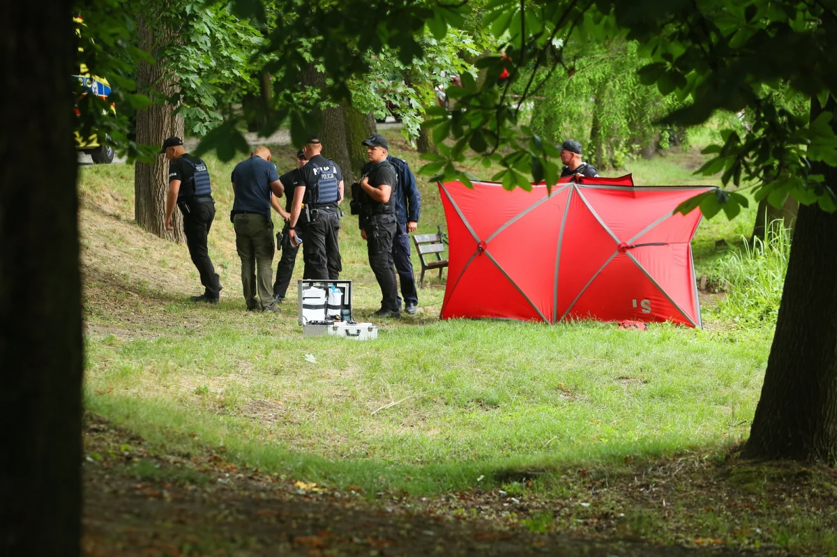 Do tragicznych wydarzeń doszło w wielkopolskim Kaliszu. W Parku Miejskim do rzeki Prosna wpadł 13-letni chłopiec. Na pomoc dziecku rzuciła się matka. Niestety, kobieta utonęła.