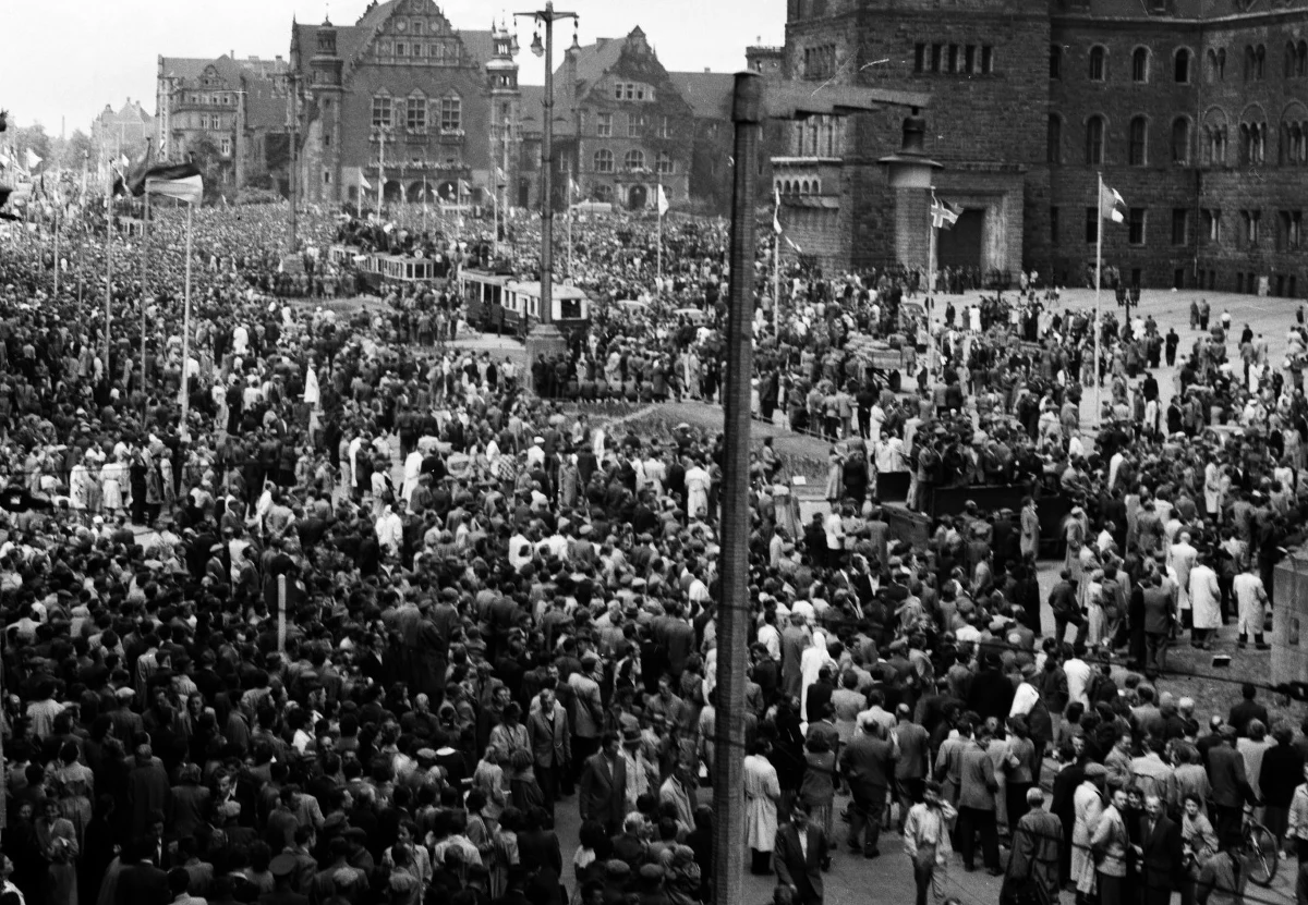 "To była spontaniczna akcja, pokojowa manifestacja. Nikt nie przypuszczał, że do kobiet i dzieci będą strzelać" - powiedział RMF FM o zdarzeniach z Poznania sprzed 67 lat Jerzy Majchrzak, prezes Stowarzyszenia Poznański Czerwiec '56, który 28 czerwca 1956 roku miał 14 lat. Tego dnia, wczesnym rankiem, robotnicy z ówczesnych zakładów im. Stalina w Poznaniu ogłosili strajk i wyszli na ulice miasta, by domagać się poprawy warunków bytowych.
