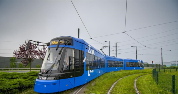 W poniedziałek, 3 lipca, rusza remont torowiska na rondzie Mogilskim od strony ul. Mogilskiej. Tego dnia wyłączony zostanie także ruch tramwajowy pod przebudowywanym wiaduktem kolejowym na ul. Grzegórzeckiej. W związku z tym na ok. 1,5 miesiąca zostaną wprowadzone zmiany w kursowaniu tramwajów, a na ulice wyjadą linie zastępcze.