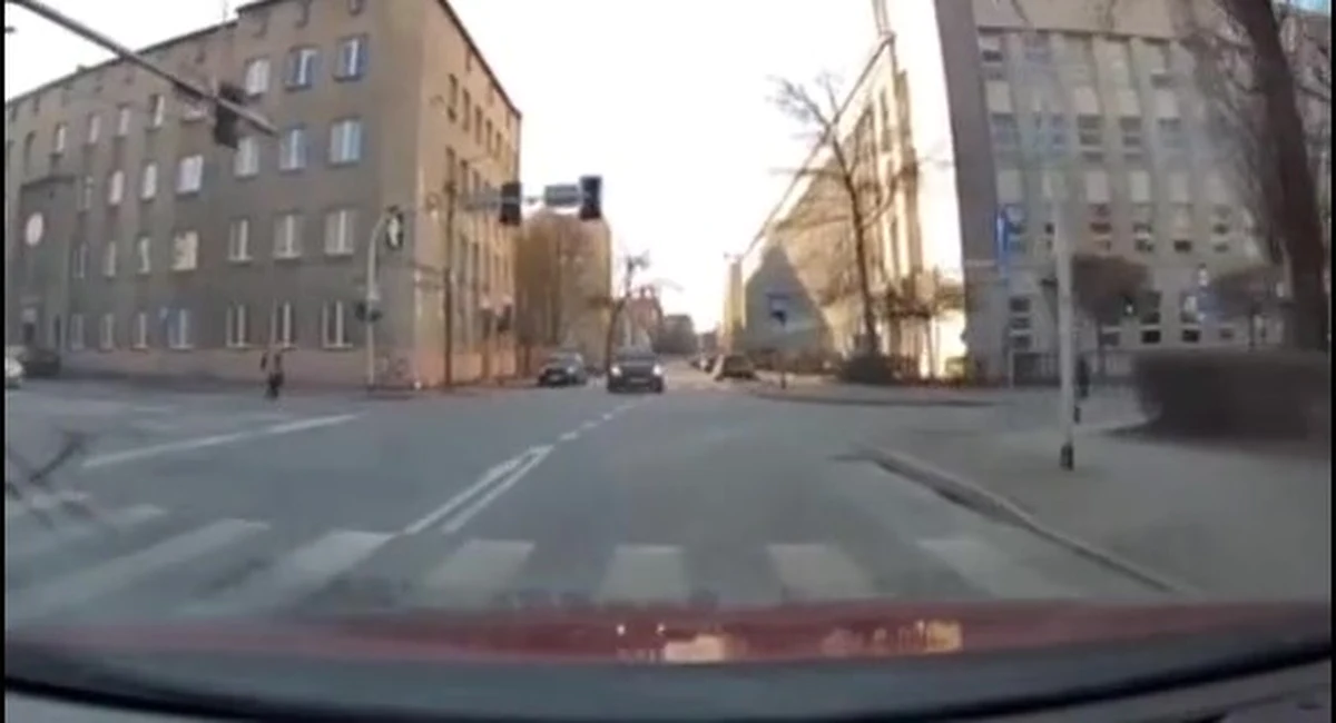 1500 zł mandatu i 15 punktów karnych - to kara dla 37-latki, która prowadząc auto omal nie potrąciła kobiety z dzieckiem na przejściu dla pieszych w Katowicach. W środę śląska policja opublikowała filmik, na którym widać całą sytuację. Zarejestrowała ją kamera w innym samochodzie.
