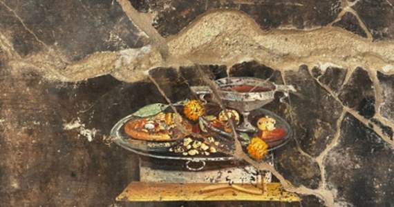 Antyczna poprzedniczka pizzy widnieje na malowidle odkrytym na terenie wykopalisk w Pompejach na południu Włoch. Do takiego wniosku doszli eksperci, analizując fresk przedstawiający martwą naturę, odsłonięty na ścianie domu na obszarze miasta, zniszczonego w 79 roku przez wybuch Wezuwiusza.