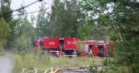 ​Akcja gaszenia pożaru chemikaliów w Kaczycach w Śląskiem nadal nie jest zakończona. Pożar w budynku dawnej lokomotywowni na terenie byłej kopalni wybuchł w sobotę. Wciąż na miejscu jest jeden strażacki zastęp, który dogasza pogorzelisko.