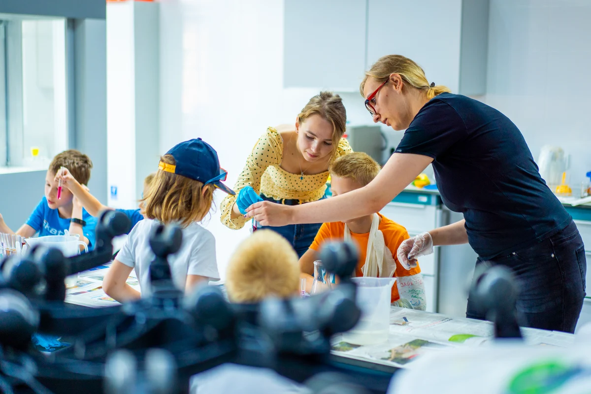 Wakacje w mieście wcale nie muszą być nudne! W centrum wiedzy o wodzie Hydropolis we Wrocławiu najmłodsi mogą spędzić pięć dni przepełnionych atrakcjami i ekologicznymi warsztatami. Zapisy już ruszyły. 