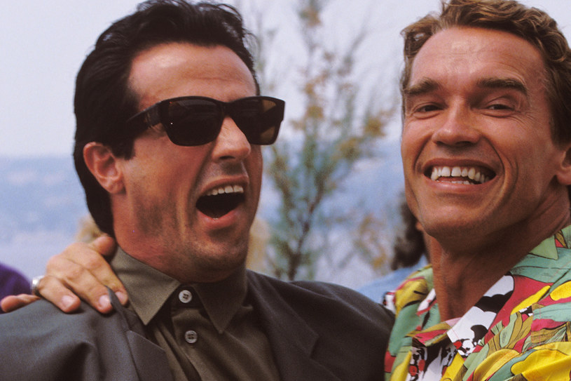 "Commando" to kultowy dziś tytuł, a zarazem jeden z najsłynniejszych filmów akcji w historii kina. Jak się okazuje, oryginalnie produkcja miała się jednak zakończyć zupełnie inaczej. Zdradził to właśnie jej scenarzysta - Steven E. de Souza. Zmianę wymogła… rywalizacja pomiędzy Arnold Schwarzeneggerem i  Sylvestrem Stallone'em.