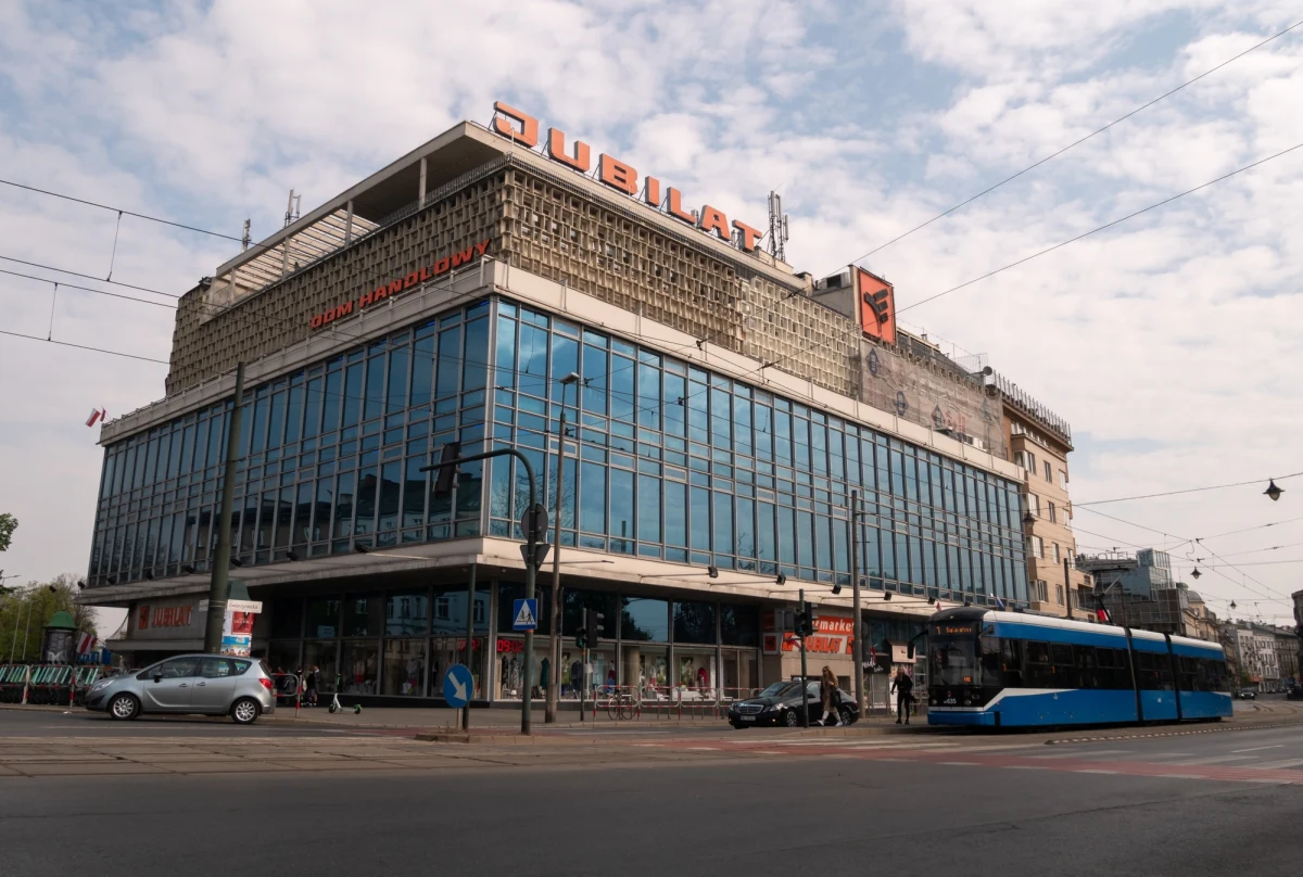 Wybrano wykonawcę przebudowy torowiska tramwajowego na ul. Zwierzynieckiej i Kościuszki. Najbliższe 10 dni to czas na ewentualne odwołania, kolejne – na tzw. kontrolę uprzednią prezesa Zamówień Publicznych. Jeśli wszystko przebiegnie zgodnie z planem, prace i zmiany w organizacji ruchu zostaną wprowadzone już w sierpniu.