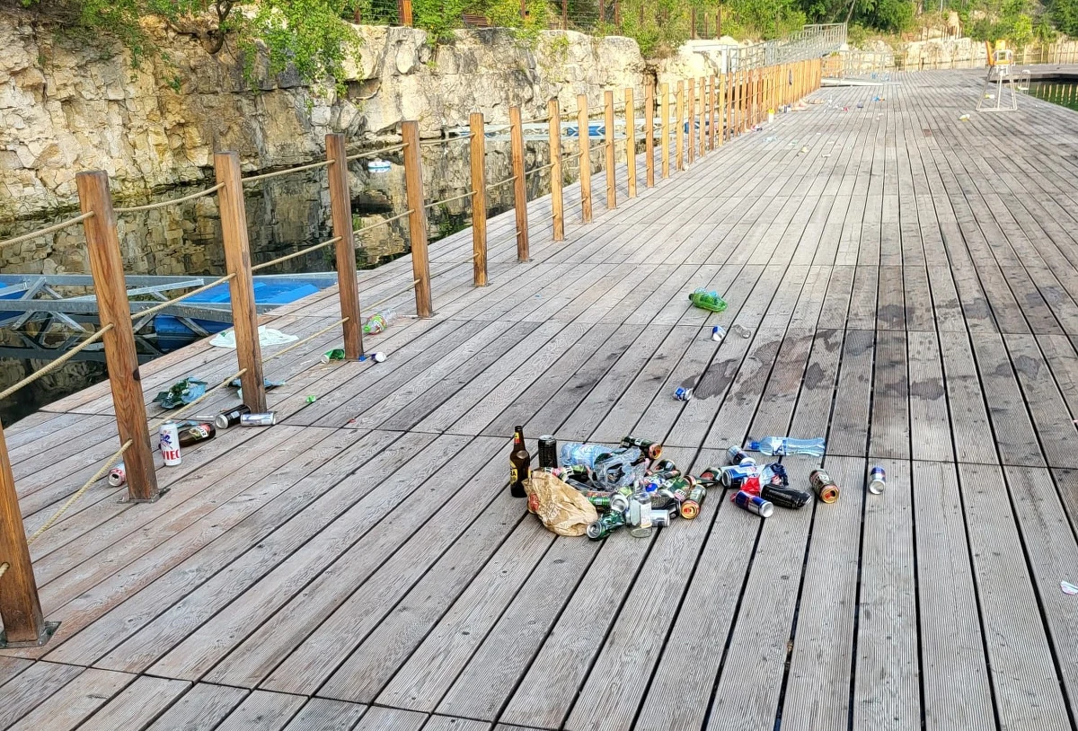 Bardzo smutny widok można zobaczyć na nowo otwartym Parku Zakrzówek w Krakowie. Kilka dni temu oficjalnie rozpoczęto tam sezon kąpielowy. Na miejskich plażach pojawili się ratownicy, a także mieszkańcy, chcący wypocząć i zrelaksować się nad wodą. Niestety to, co po sobie zostawili można nazwać tylko jednym słowem - wstyd. Zobaczcie zdjęcia. 