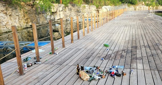 Bardzo smutny widok można zobaczyć na nowo otwartym Parku Zakrzówek w Krakowie. Kilka dni temu oficjalnie rozpoczęto tam sezon kąpielowy. Na miejskich plażach pojawili się ratownicy, a także mieszkańcy, chcący wypocząć i zrelaksować się nad wodą. Niestety to, co po sobie zostawili można nazwać tylko jednym słowem - wstyd. Zobaczcie zdjęcia. 