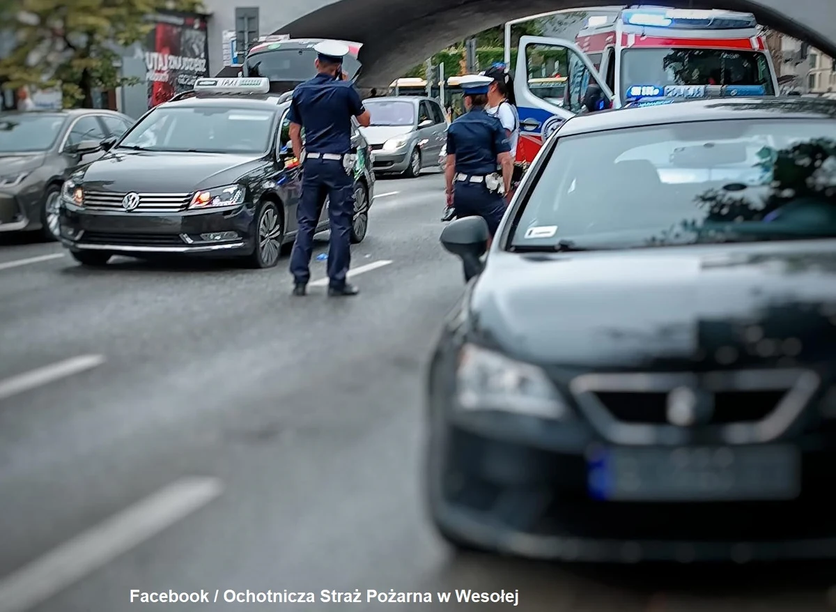 "Zrobiłem to, co było konieczne" - powiedział Mikołaj Jaworski, druh z Ochotniczej Straży Pożarnej z Wesołej w Warszawie, który pomógł zakrwawionemu taksówkarzowi w centrum Warszawy. Jak relacjonował strażak, miejsce zdarzenia minęło kilkadziesiąt samochodów i tylko jedna osoba zapytała o to, czy potrzebna jest pomoc.