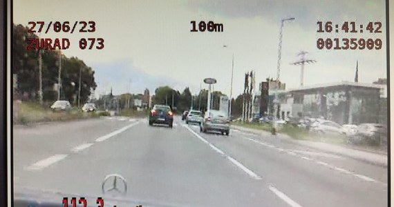 Gdańscy policjanci zatrzymali 23-latkę kierującą samochodem osobowym, która w trakcie jazdy rozmawiała przez telefon, przekroczyła prędkość oraz wyprzedzała inny pojazd bezpośrednio przed przejściem dla pieszych. Kobieta dostała 41 punktów karnych i trzy mandaty na kwotę 4 tys. zł.