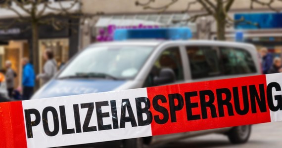 Niemiecka policja przeszukuje budynek szkoły w Berlinie. Wcześniej otrzymała dwa zgłoszenia o zagrożeniu. W placówce ma się znajdować mężczyzna z bronią w ręku. 