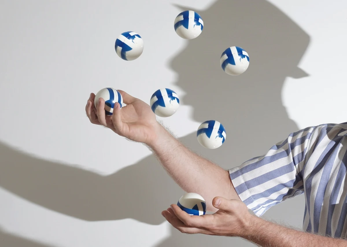 Nowy rekord w księdze Guinnessa - jego autorem jest 23-letni student z Cambridge. Chodzi o żonglowanie, niezwykłe w swym wymiarze i poziomie skomplikowania.