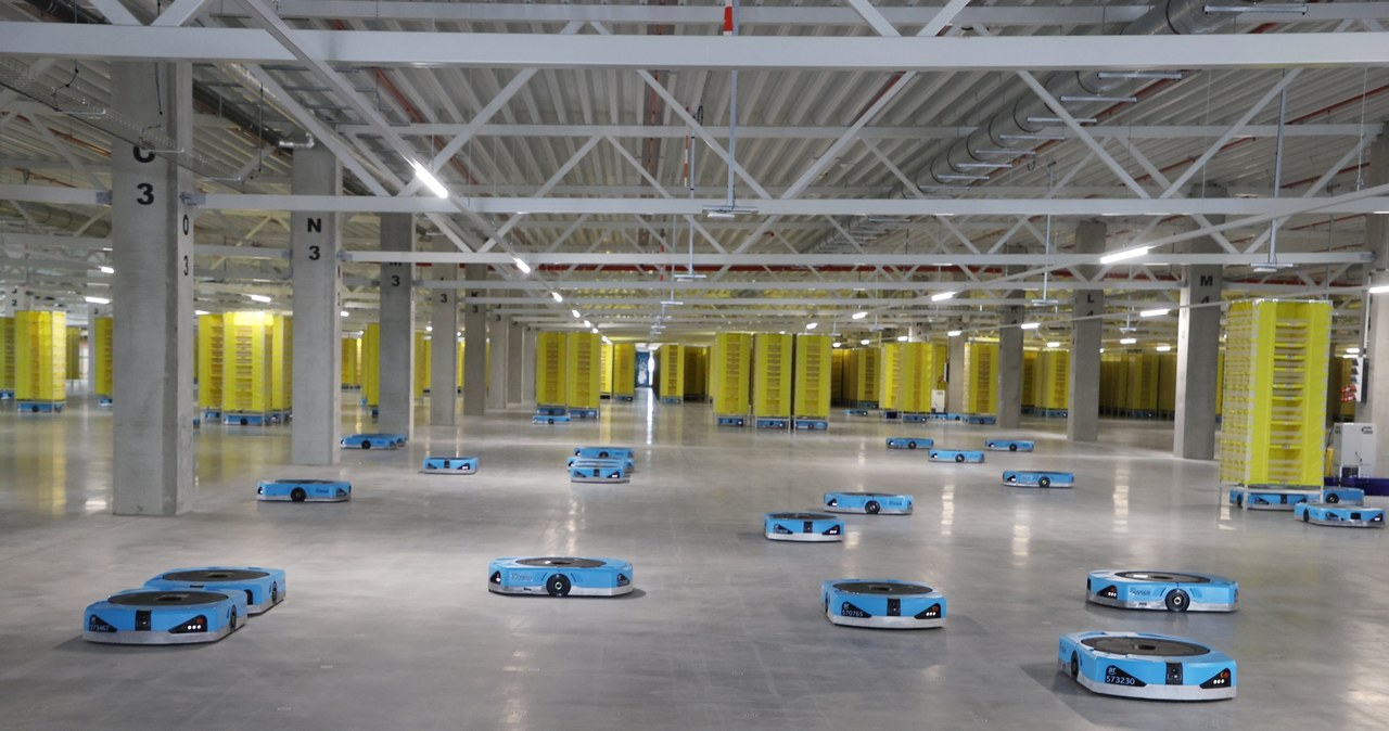 Bezrobotni przez roboty. Amazon zatrudnia ich prawie tylu, co ludzi