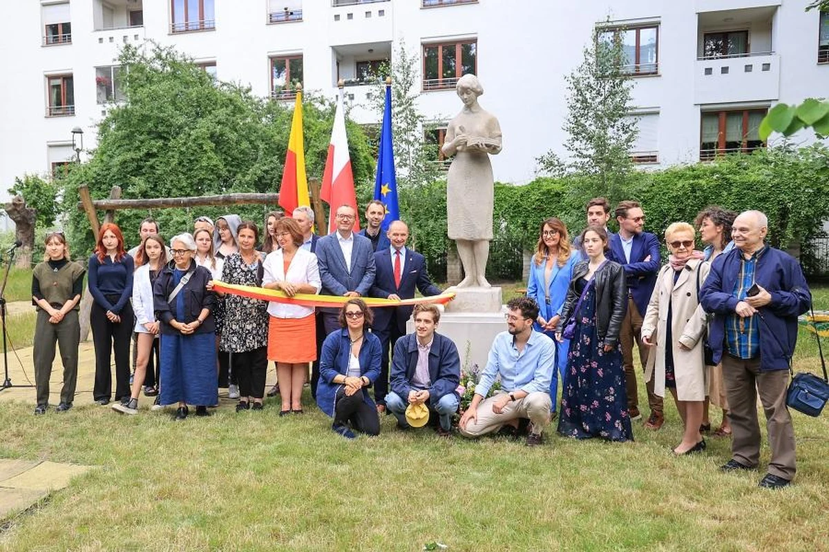 Odrestaurowana rzeźba dziewczyny trzymającej książkę została dziś ponownie odsłonięta na Powiślu w parku im. Marsz. Rydza-Śmigłego. Po raz pierwszy rzeźba stanęła w ówczesnym Centralnym Parku Kultury w 1953 roku - poinformował stołeczny ratusz.