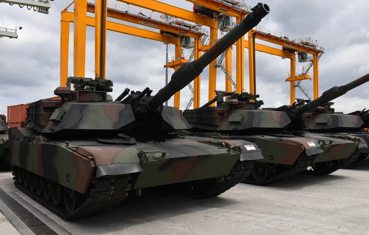 Pierwsze 14 czołgów Abrams przybyło do portu w Szczecinie. Rozpoczął się rozładunek pojazdów. To część styczniowego kontraktu pomiędzy Polską a Stanami Zjednoczonymi dotyczącego zakupu przez nasz kraj 116 Abramsów.