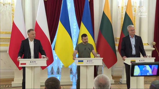 - Naszym celem jest po raz kolejny pokazać całemu światu, że Ukraina jest suwerenna, niepodległa, dumna i wolna - mówił Andrzej Duda w trakcie konferencji prasowej w Kijowie. Prezydent RP przybył na Ukrainę spotkać się z Wołodymyrem Zełeńskim. W trakcie wystąpienia dla dziennikarzy Andrzej Duda podkreślił, że dzisiejsze spotkanie nie dotyczy tylko obchodów święta Dnia Konstytucji w Ukrainie, ale przede wszystkim jest kolejnym sygnałem wysłanym do świata, że Polska i kraje Europy wschodniej wspierają Kijów w wojnie z Rosją. - W tej chwili dzięki naszemu wsparciu, Ukraina nie tylko odpiera agresję, a przede wszystkim wypiera wroga ze swojej ziemi. Kontrofensywa sił ukraińskich jest kontynuowana, metr po metrze, gospodarstwo po gospodarstwie, pole po polu, siły zbrojne wypychają Rosjan - wskazał prezydent. - Mam nadzieję, że będzie możliwe zakończenie tej wojny w taki sposób, że Ukraina przywróci prymat prawa międzynarodowego poprzez wyzwolenie wszystkich terenów uznanych jako terytoria Ukrainy - dodał.