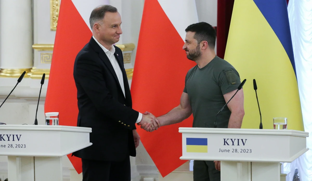 "Ukraina zwycięży mimo rosyjskiej agresji; bezpieczeństwo Ukrainy to bezpieczeństwo nas wszystkich" - powiedział prezydent Andrzej Duda, który wraz z prezydentem Litwy Gitanasem Nausėdą składa dziś niezapowiedzianą wizytę w Kijowie. To piąta wizyta szefa państwa polskiego w Ukrainie od rozpoczęcia rosyjskiej inwazji.