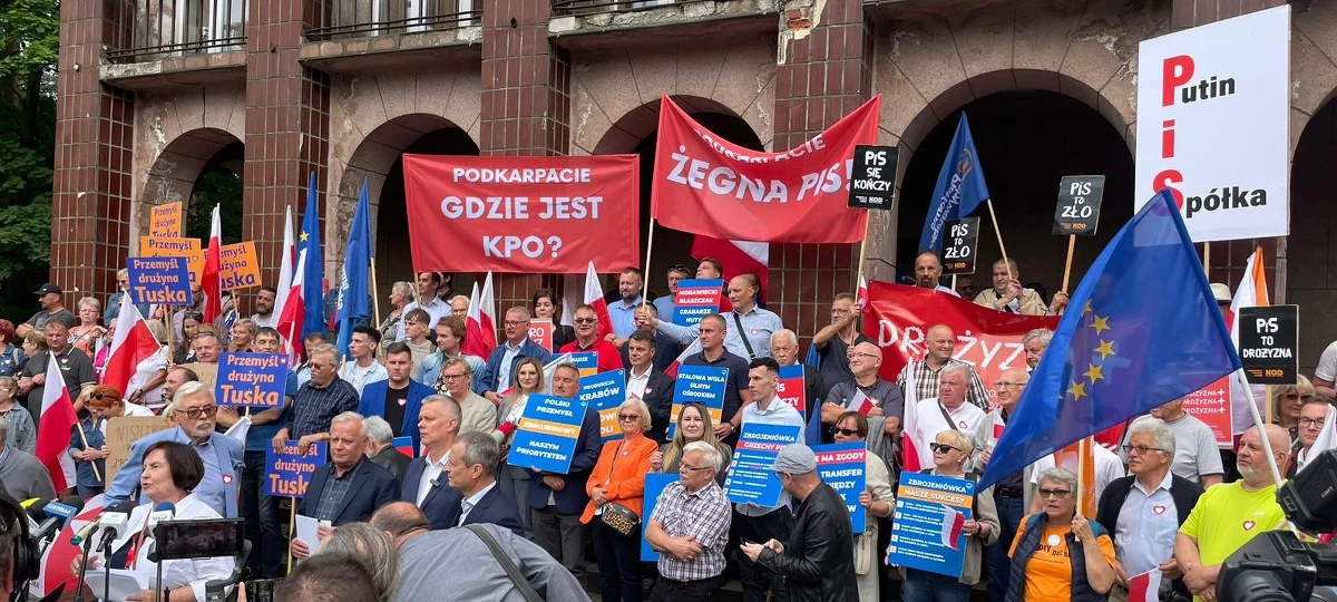 Pod Hutą Stalowa Wola odbyły się dwie pikiety. Jedną zorganizowali działacze Platformy Obywatelskiej, a drugą - Prawo i Sprawiedliwość. Kompleks jest istotnym przedsiębiorstwem dla polskiego przemysłu zbrojeniowego, a o zaniedbania oskarżali się politycy z obu największych ugrupowań.