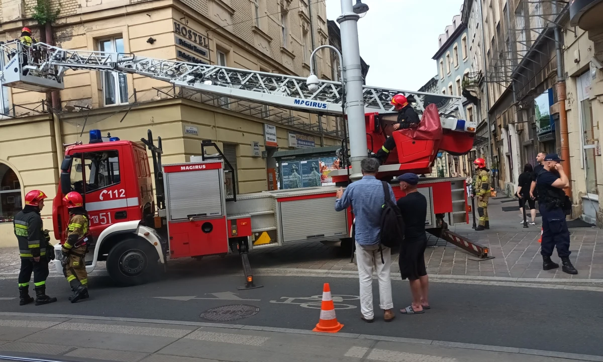 Fragment elewacji spadł na 18-latkę przechodzącą jedną z ulic w centrum Krakowa. Kobieta trafiła do szpitala - poinformował reporter RMF FM.