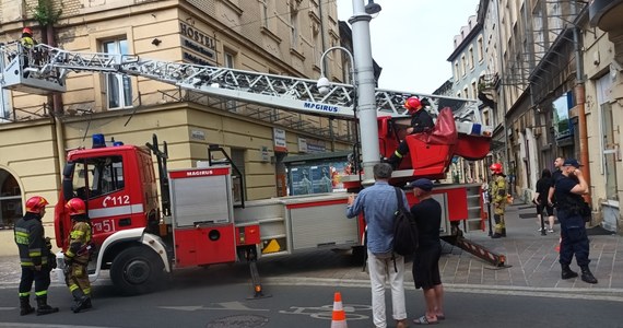 Fragment elewacji spadł na 18-latkę przechodzącą jedną z ulic w centrum Krakowa. Kobieta trafiła do szpitala - poinformował reporter RMF FM.