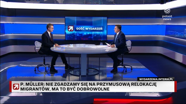 W programie "Gość Wydarzeń" był poruszony temat unijnego projektu relokacji imigrantów.- Żadnych przymusowych mechanizmów, na takie się nie zgodzimy po prostu - zapowiedział Piotr Müller.Później przypomniał, że nie było podobnych inicjatyw, kiedy do Polski przybyło kilka milionów uchodźców, którzy uciekali zza wschodniej granicy przed wojną na Ukrainie. - Skąpcy z Europy zachodniej nie chcą tego wspólnego ciężaru brać - mówił w rozmowie z Bogdanem Rymanowskim.Zaznaczył, że w tej sprawie sojusznikiem Polski w Brukseli są Węgrzy. - Staramy się też przekonać Czechów, Słowaków, Austriaków i inne kraje, które też wcześniej wskazywały, że nie będą na takie mechanizmy się godzić - wymieniał. 