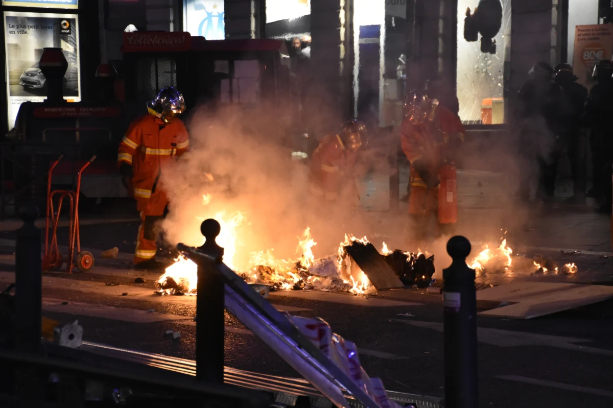 ​Pod Paryżem nie ustają zamieszki po zastrzeleniu we wtorek wieczorem przez policjanta 17-latka, który odmówił poddania się kontroli. Płoną samochody, pojemniki na śmieci i wiaty autobusowe.