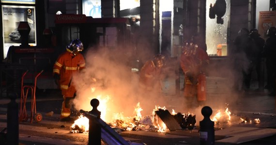 ​Pod Paryżem nie ustają zamieszki po zastrzeleniu we wtorek wieczorem przez policjanta 17-latka, który odmówił poddania się kontroli. Płoną samochody, pojemniki na śmieci i wiaty autobusowe.