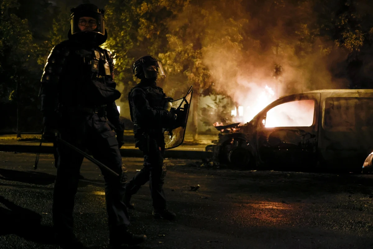 Drugą noc z rzędu trwały zamieszki na imigranckich osiedlach we Francji. Ich zasięg się rozszerzył. Starcia z policją wybuchły na przedmieściach kilkunastu miast - m.in. Paryża, Tuluzy, Lyonu, Lille, Dijon, Grenoble i Nicei.