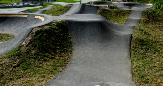 Nowe boisko z trybunami oraz pumptrack, czyli tor do jazdy na rowerze, powstaną w gdańskiej dzielnicy Łostowice. Umowa przewiduje, że obiekty zostaną wybudowane do końca grudnia 2023 roku. Koszt budowy wyniesie prawie 2 mln złotych.