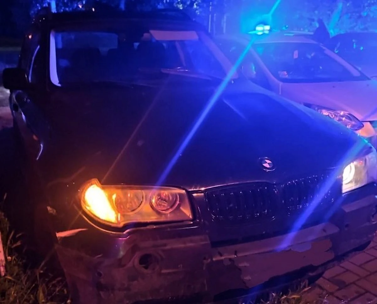 Policjanci w Radomsku (Łódzkie) zatrzymali nietrzeźwego kierującego bmw. 30-letni mieszkaniec powiatu radomszczańskiego uciekał przed policjantami kradzionym samochodem.
