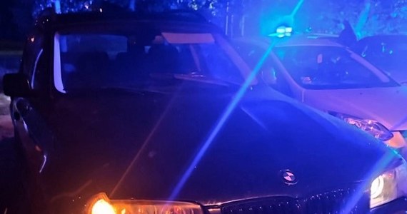 Policjanci w Radomsku (Łódzkie) zatrzymali nietrzeźwego kierującego bmw. 30-letni mieszkaniec powiatu radomszczańskiego uciekał przed policjantami kradzionym samochodem.
