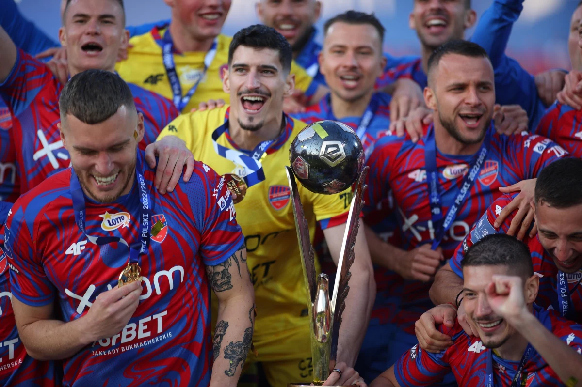 Mistrz Polski Raków Częstochowa zgarnął najwięcej z ekstraklasowej kasy po sezonie 2022/23. Na konto Rakowa wpłynęło 27,63 mln zł. Ekstraklasa przeznaczyła dla 18 klubów 240 mln zł.