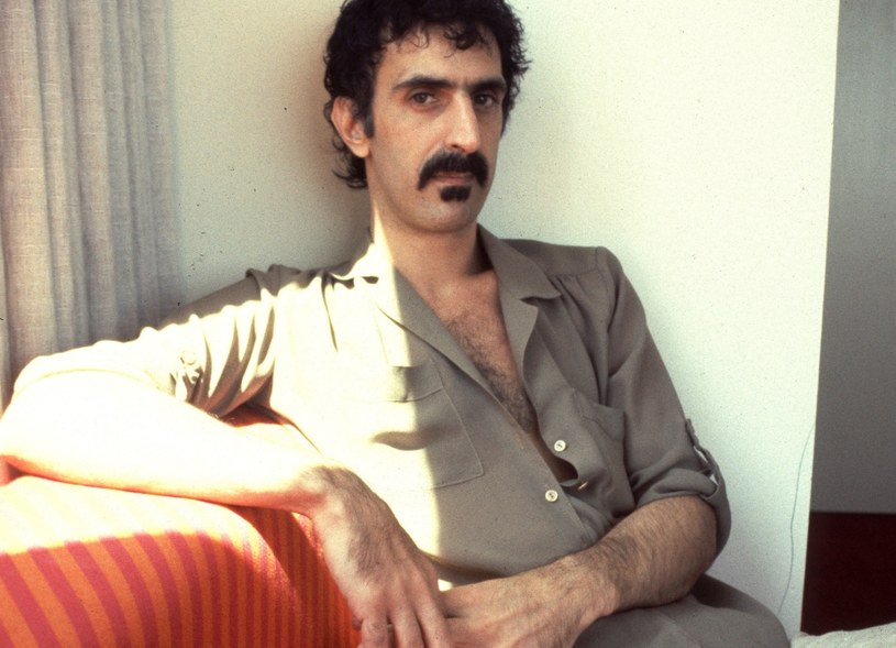 W rewelacyjnym filmie dokumentalnym "Zappa" Alexa Wintera widzimy wąsatego muzyka przechadzającego się po archiwum, w którym przechowywał swój cały artystyczny dorobek. "W tym rzędzie są najbardziej znane tytuły, materiał z 'Hot Rats', 24-śladowe taśmy-matki z 'Dinah Moe Hum', 'Dirty Love', 'Montana', 'Inca Roads'. […] Tu nagranie z Erikiem Claptonem u mnie w domu, tu Wild Man Fischer, niewielki jam w piwnicy z Captainem Beefheartem, a tutaj w tym ciemnym kącie taśmy filmowe" – mówi Frank Zappa, pokazujący do kamery regały pełne muzycznych (i nie tylko) skarbów. Panie i panowie, ten skarbiec po raz kolejny został otwarty, a na półkach sklepowych ukazał się niepublikowany wcześniej album "Funky Nothingness".