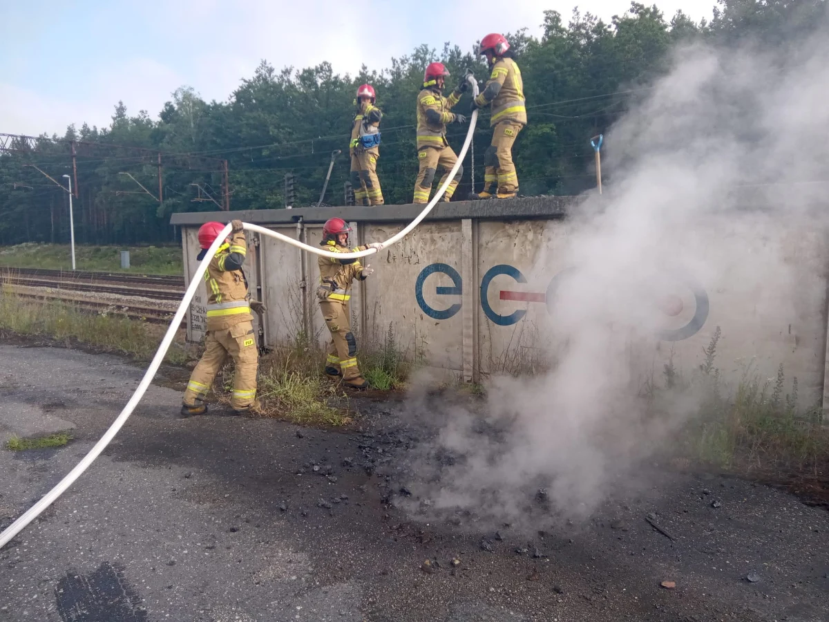 Pożar czterech wagonów z miałem węglowym w miejscowości Bąków koło Kluczborka na Opolszczyźnie. Na miejscu pracowały 4 strażackie zastępy.
