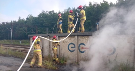 Pożar czterech wagonów z miałem węglowym w miejscowości Bąków koło Kluczborka na Opolszczyźnie. Na miejscu pracowały 4 strażackie zastępy.