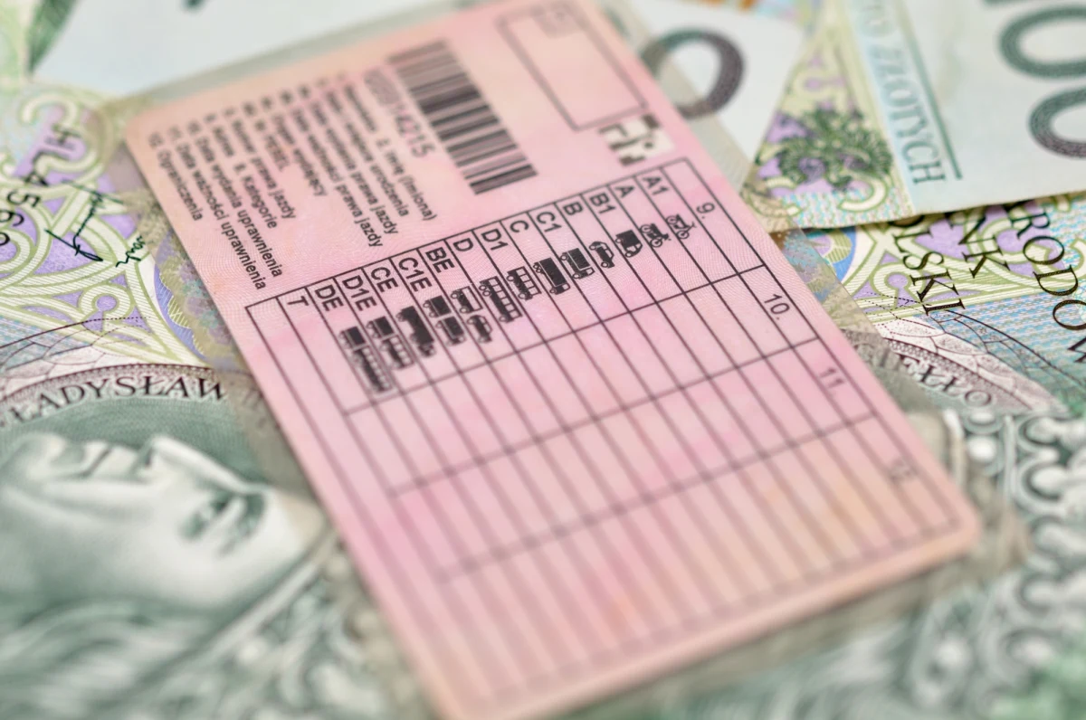 Policjanci z ciechanowskiej drogówki zatrzymali 22-latkę, która jechała z prędkością 110 km/h w obszarze zabudowanym. Kobieta straciła prawo jazdy na 3 miesiące. Cieszyła się nim krótko, bo dopiero 3 tygodnie temu je odebrała. 20-latka musi też zapłacić 1500 złotych mandatu. Oprócz tego do jej konta przypisano 13 punktów karnych.