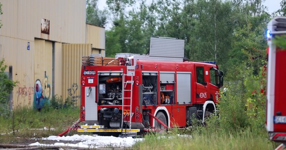 ​Prokuratura Rejonowa w Cieszynie (woj. śląskie) rozpoczęła śledztwo dotyczące pożaru oraz zanieczyszczenia środowiska w Kaczycach. Strażacy od soboty dogaszają pogorzelisko niebezpiecznych odpadów w Kaczycach na Śląsku.