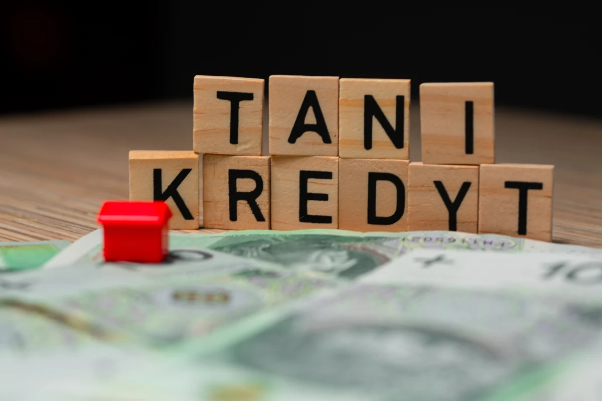 Program rządowych dopłat do kredytów hipotecznych - ​bezpieczny kredyt 2 procent - ma zrewolucjonizować życie młodych Polaków, których do tej pory nie było stać na własne mieszkanie albo dom. Dzięki dopłatom można na 10 lat obniżyć raty kredyt nawet o połowę, a dzięki temu zyskać na przeciętnym kredycie nawet 200 tysięcy złotych. Trzeba jednak uważać na pułapki! One mogą spowodować, że nie tylko stracimy państwowe dopłaty, ale będziemy musieli oddać to, co dostaliśmy. Niektórych może to zrujnować.