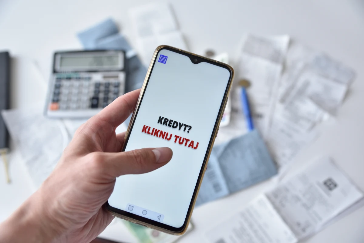 Początek lipca to ważna data dla osób do 45. roku życia, które nie mają własnego mieszkania, a bardzo by chciały. W życie wchodzi ustawa o kredytach hipotecznych z rządowymi dopłatami. Dzięki nim będzie można wziąć kredyt na mieszkanie z jedynie 2-procentowym oprocentowaniem, czyli 4 razy niższym od zwykłego. Niektóre banki już przyjmują wnioski od 2 tygodni, inne zaczną to robić dopiero w poniedziałek. Poniżej krótki poradnik.