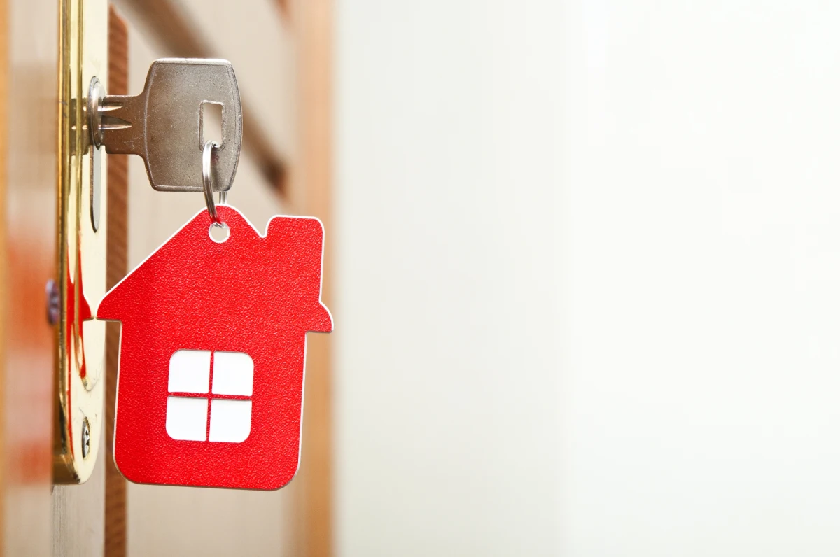 Z początkiem lipca w bankach pojawi się "bezpieczny kredyt 2 procent". To oferta dla osób, które chcą wziąć kredyt na pierwsze mieszkanie. Kredyty będą udzielane przez banki, które podpiszą umowę z Bankiem Gospodarstwa Krajowego i wprowadzą produkt do swojej oferty. Wokół programu "bezpieczny kredyt 2 procent" pojawia się bardzo dużo pytań. Poniżej prezentujemy odpowiedź na najczęstsze.